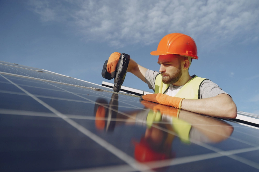 Equipo instalando paneles solares